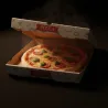 Caja de pizza de cartón ondulado abierta con pizza recién horneada y tapa impresa con diseño PIZZA