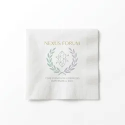 Servilleta de mesa blanca personalizada con diseño de laurel dorado y esmeralda para evento corporativo, vista cenital