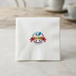 Servilleta de mesa blanca personalizada con logo de bar restaurante impreso a todo color sobre mesa de mármol