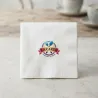 Servilleta de mesa blanca personalizada con logo de bar restaurante impreso a todo color sobre mesa de mármol