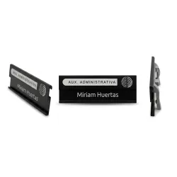 identificadores de aluminio con grabado láser de nombre y categoría, vista frontal, lateral y perspectiva